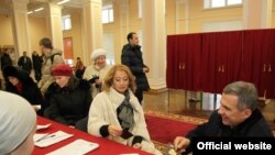 Tatarstan President Rustam Minnikhanov and his wife, Gulsina, vote in Kazan.