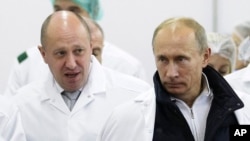 Yevgeny Prigozhin (left) with Russian President Vladimir Putin in 2010.