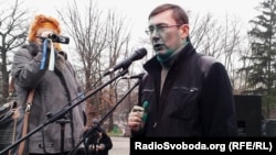 Yuriy Lutsenko speaks in Kharkiv after being doused on December 28.