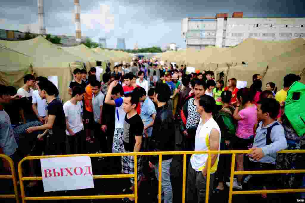 A tent camp for illegal migrants detained during August 2013 police raids on Moscow markets.&nbsp;