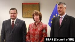 EU foreign-policy chief Catherine Ashton (center) meets with the prime ministers of Kosovo and Serbia, Hashim Thaci (right) and Ivica Dacic, in Brussels last month.