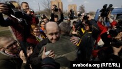 Bandarenka in Minsk after his release from prison on April 15