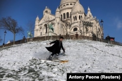 A skier glides down the Montmartre hill near the Sacre Coeur Basilica in Paris. (file photo)