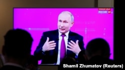 Journalists watch the annual nationwide televised phone-in show with Russian President Vladimir Putin at a press center in Moscow on June 20.