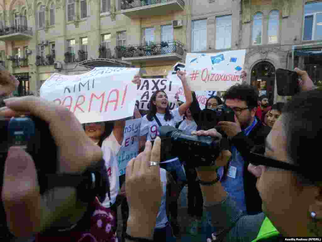 Signs that included a hashtag meaning &ldquo;let girls study&rdquo; appeared at the October 20 rally. Moments later, many of the signs were snatched from the protesters by police. Women&#39;s rights in Azerbaijan have become a flash-point issue after a Baku man stabbed his wife to death in front of their children earlier this month.&nbsp;