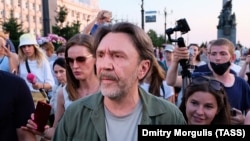 Sergei Shnurov, RTVi general producer and former front man of the Russian ska-punk band Leningrad, meets with participants in the rally in Khabarovsk on July 27.