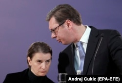 Serbian Prime Minister Ana Brnabic (left) with President Aleksandar Vucic (file photo)