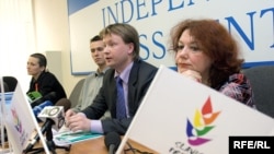 Nikolai Alekseyev (center) addresses a news conference in Moscow on May 5.