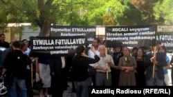 Protest to free Eynulla Fatullayev in front of Baku's Court of Appeals in Spetember 