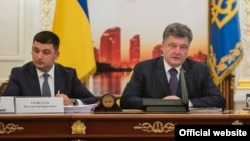 Ukrainian President Petro Poroshenko (right) and Prime Minister Volodymyr Hroysman (file photo)