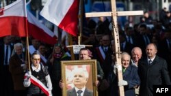 Supporters of the ruling Law and Justice party (PiS) attend a ceremony marking the seventh anniversary of the presidential plane crash in Smolensk, in front of the presidential palace in Warsaw, April 10, 2017