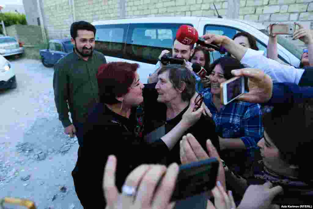 Khadija Ismayilova (left) is greeted by her mother, Elmira, after being released on May 25.