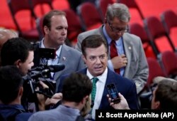 Donald Trump's then-campaign chairman, Paul Manafort, is surrounded by reporters on the floor of the Republican National Convention in Cleveland on July 17, 2016.