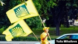 Flying party flags in the Moldovan capital, Chisinau, ahead of the end of campaigning on July 27