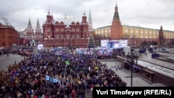 United Russia rallies its supporters on December 12. But how many actually were there?