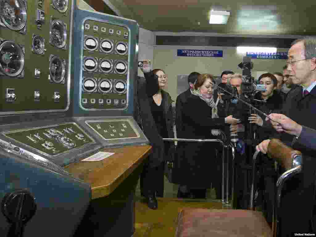 UN Secretary-General Ban Ki-moon (right) visits the museum at the Semipalatinsk test site on April 6, 2010.