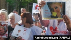 Supporters of Yulia Tymoshenko near the court in Kharkov continued on April 28 to show their support for the former prime minister. (Рhoto by O.Ovchynnykov)