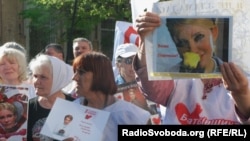 Supporters of Yulia Tymoshenko protest near the court in Kharkiv on April 28.