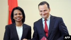 Rice and Polish Foreign Minister Sikorski after signing the deal