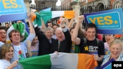 Former President of the EU Parliament Pat Cox (center-left) celebrates a "yes" vote in the Lisbon Treaty referendum in Dubin.