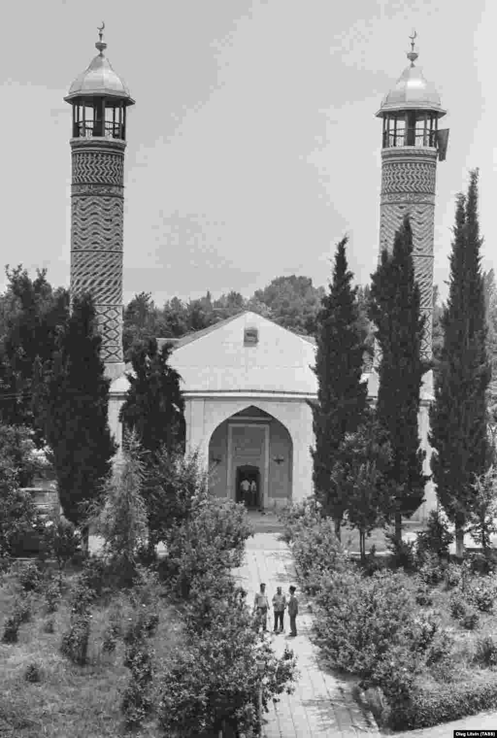 A rare archival photo of the central mosque of Agdam in 1990. Armenians did not inhabit the city after the Azerbaijanis fled and it lay in ruins.