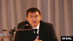 Artur Idelbayev served as deputy chief of the Bashkir government's directorate for the press in 2009.