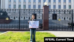 A protester outside the Russian Defense Ministry in Moscow on September 22 with a sign reading: "Return my dad. I've been waiting two years."