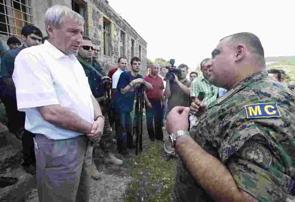 Russia&#39;s ambassador to Georgia, Vyacheslav Kovalenko (left), meets Mamuka Kurashvili, the commander of Georgian peacekeeping forces in South Ossetia, at the region&#39;s border on August 6.