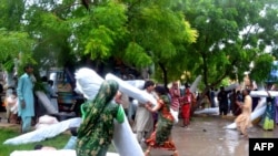 Flood-affected villagers in Pakistan loot relief supplies at a government office in Umerkot on September 12.