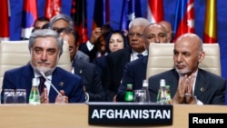 Afghan President Ashraf Ghani (right) and the country's Chief Executive Officer Abdullah Abdullah (file photo)