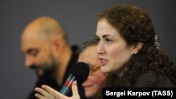 Sofia Apfelbaum (right) is reportedly suspected of helping Kirill Serebrennikov (left) obtain state funding by providing falsified documentation. (file photo)