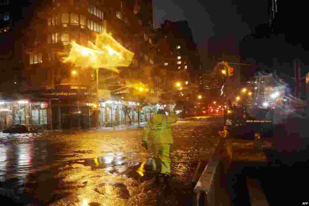 The floodwaters on the corner of 33rd Street and 1st Avenue in front of New York University&#39;s Langone Medical Center in Manhattan