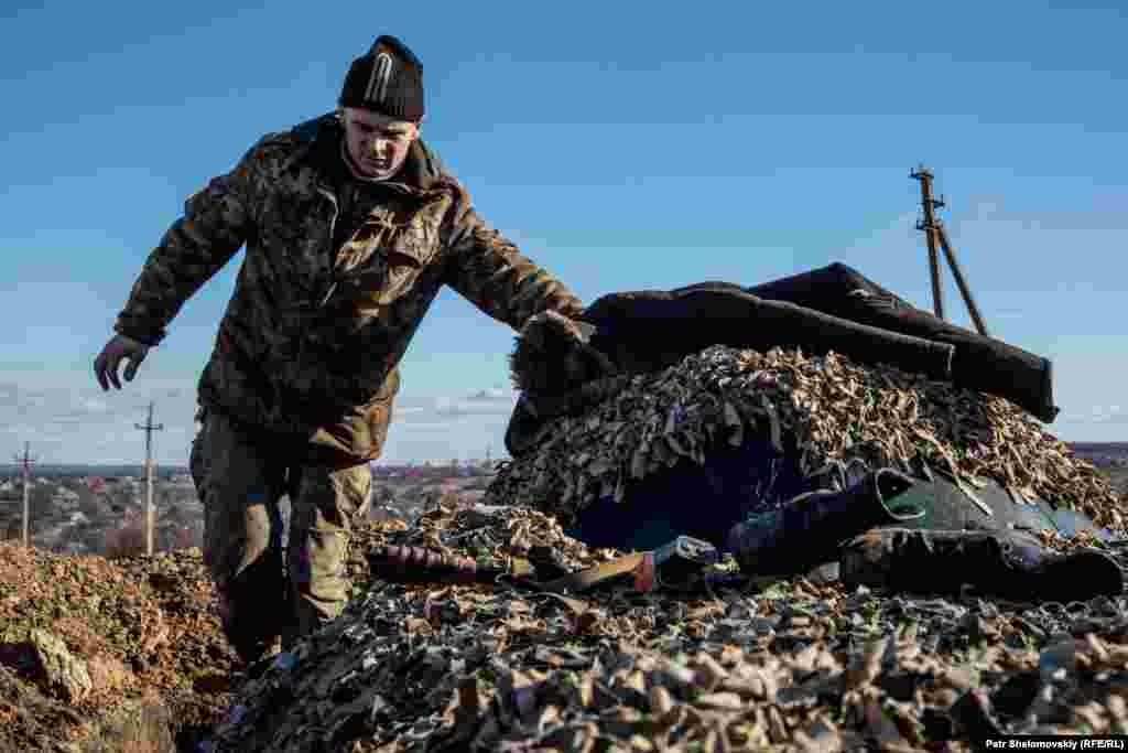 Укрраинский военный на позициях у Зайцева.&nbsp;