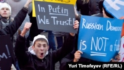 Members of the pro-Kremlin youth group Nashi hold a rally in Moscow late last year. 