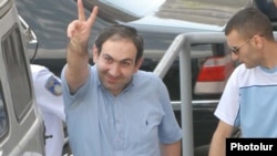 Nikol Pashinian makes the victory sign as he is taken to court on July 2, 2009.