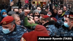 Protesters scuffle with police in central Yerevan during a demonstration last month demanding the resignation of Armenian Prime Minister Nikol Pashinian.