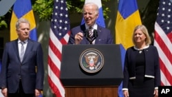 U.S. President Joe Biden (center), accompanied by Swedish Prime Minister Magdalena Andersson (right) and Finnish President Sauli Niinisto, speaks in the Rose Garden of the White House on May 19.