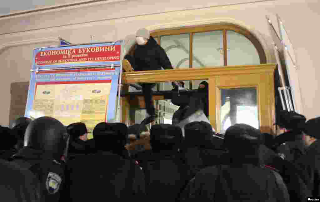 Protesters enter Chernivtsi&#39;s&nbsp;regional administration headquarters.