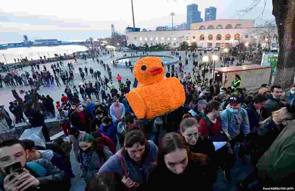 Protesters rally in support of jailed Kremlin critic Aleksei Navalny in the Far East city of Vladivostok on April 21.