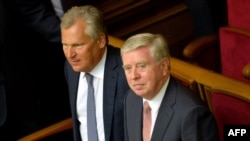 EU envoys Aleksander Kwasniewski (left) and Pat Cox attended the opening ceremony of the parliament's new session in Kyiv in early September.