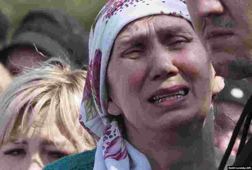 A woman cries at Elvira Ignatyeva&#39;s funeral in Kazan.