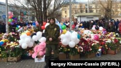 Кемерово, цветы и игрушки возле торгового центра "Зимняя вишня"