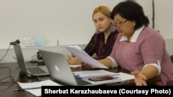 Kazakh activist Danaya Kaliyeva (left) and lawyer Zhanar Balgabayeva during her online trial on charges of contempt toward officials. She lost her case and had to pay a fine. 