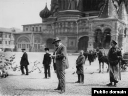 Alphonse Mucha sketches in his notepad on Moscow’s Red Square in 1913.