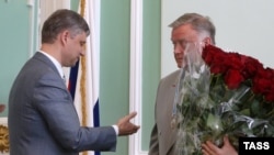 Out with the old, in with the new? Oleg Belozerov (left) and his predecessor, Vladimir Yakunin