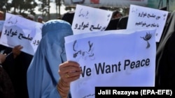 Afghans rally in support of the start of Doha peace talks between the Taliban and the Afghan government in September. (file photo)