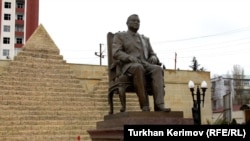 This statue of Egyptian president Hosni Mubarak in Baku was meant to symbolize a friendship etched in stone. 