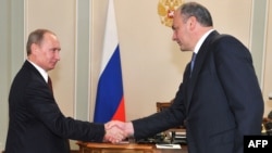 Vladimir Putin (left) with Republic of Daghestan President Magomedsalam Magomedov in Novo-Ogaryovo (file photo)