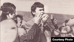 Muhammad Solih speaks to a meeting of Birlik supporters in Tashkent in early 1989.