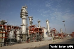 A natural-gas refinery at the South Pars gas field on the northern coast of the Persian Gulf, in Asaluyeh, Iran. China's state oil company pulled out of a $5 billion deal to develop a portion of Iran's massive offshore natural gas field in 2019. (file photo)